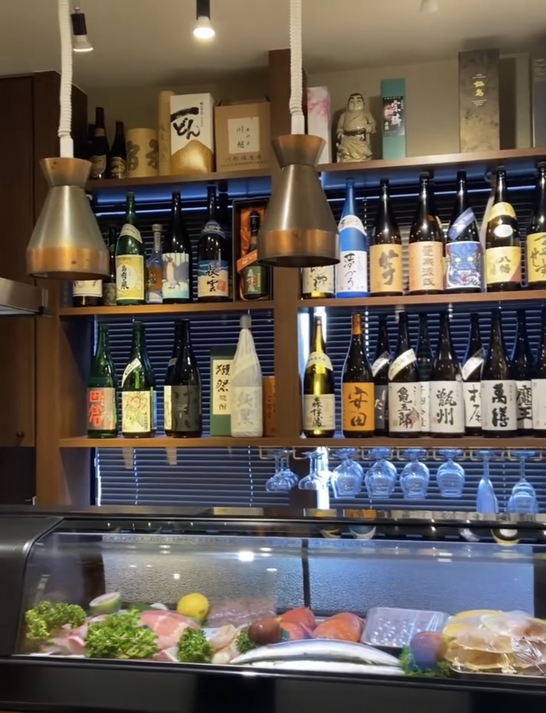 家のじ 店内カウンター